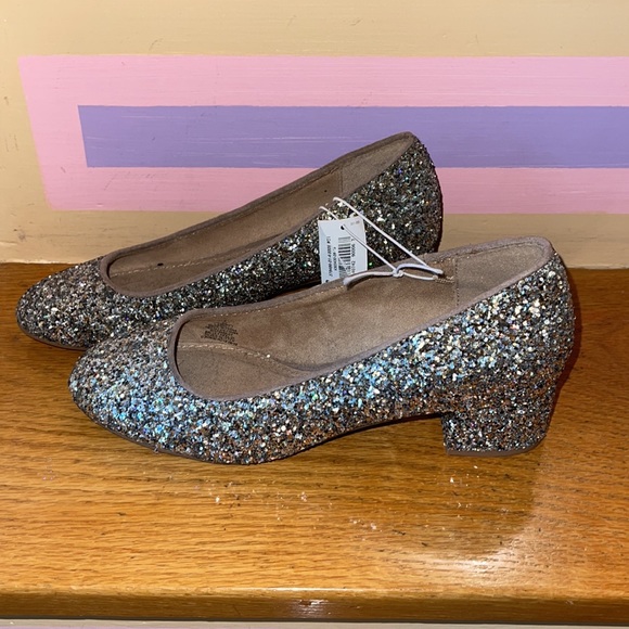 Old Navy woman’s sparkle shoes size 6 - Picture 2 of 2
